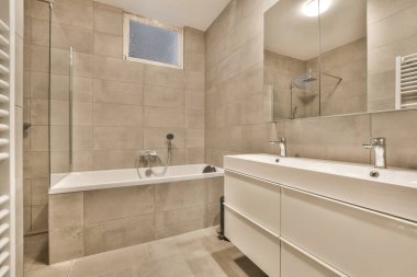 Modern bir tuvaletin içi.