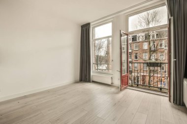 Minimalist tarzda geniş bir oda