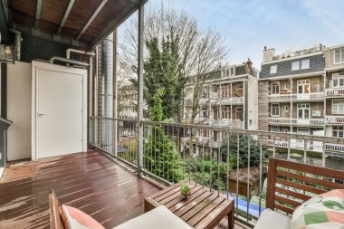 Avlu manzaralı geniş bir balkon.