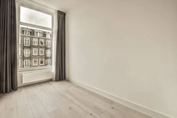 Przestronny pokój w minimalistycznym stylu — Zdjęcie stockowe