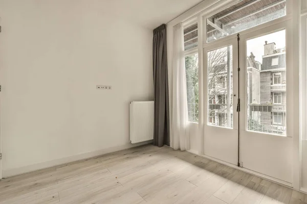 Przestronny pokój w minimalistycznym stylu — Zdjęcie stockowe