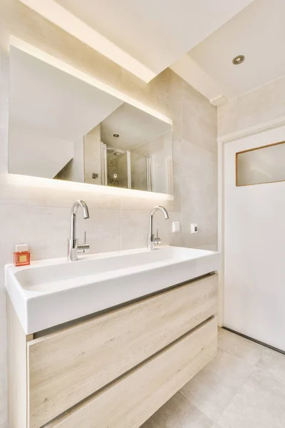 Modern bir evdeki gri tonlu banyo. — Stok fotoğraf