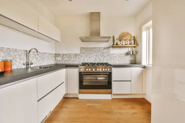 Amplia cocina con muebles blancos y mosaicos — Foto de Stock