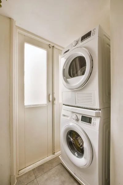 Un piccolo angolo per una lavanderia in un accogliente appartamento residenziale — Foto Stock