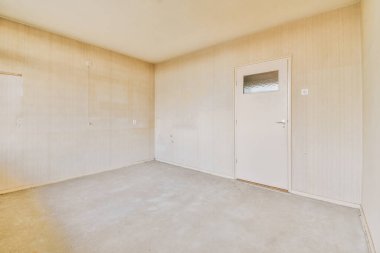 Rahat bir evde ferah, boş bir oda.