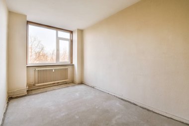 Geniş panoramik pencereli ferah boş bir oda