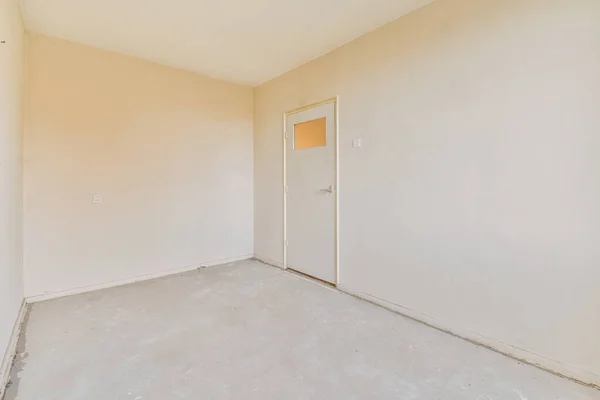 Een ruime lege kamer in een gezellig huis — Stockfoto