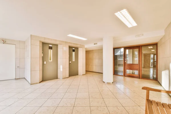 Lobby van een residentieel gebouw met beige tegels — Stockfoto