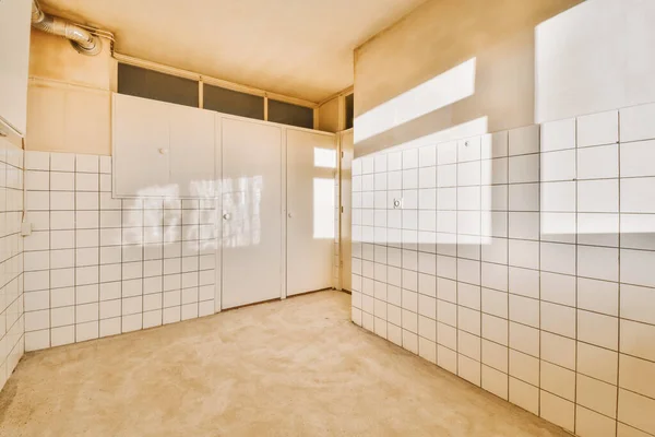 Een ruime lege kamer met witte tegels — Stockfoto