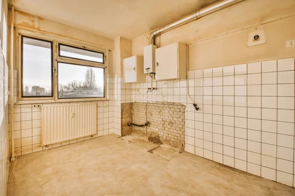 Een ruime lege kamer met witte tegels — Stockfoto