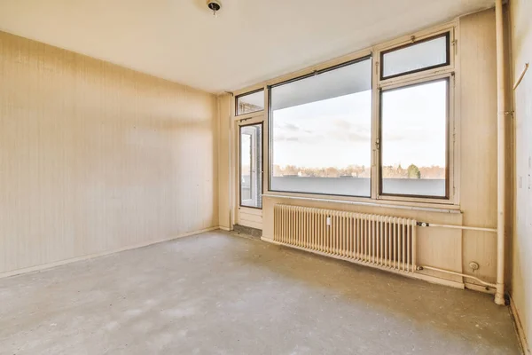 Een ruime lege kamer met een groot panoramisch raam — Stockfoto