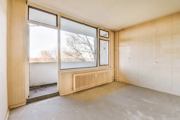 Een ruime lege kamer met een groot panoramisch raam — Stockfoto