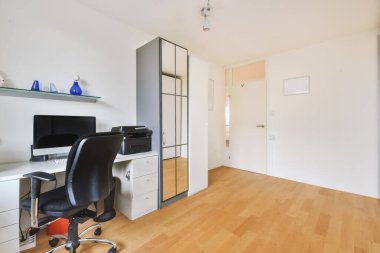 Çalışma alanı aydınlık modern odada 