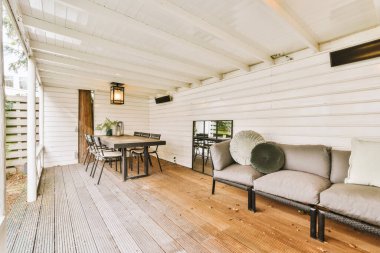 Dışarıdaki rahat bir dinlenme alanının içi.