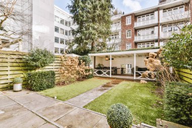 Bir yerleşim yerinin arka bahçesi.