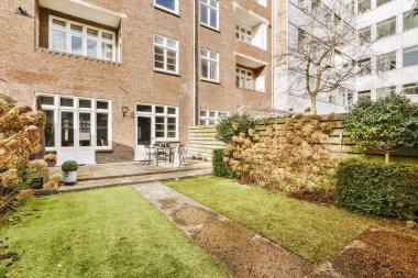 Bir yerleşim yerinin arka bahçesi.