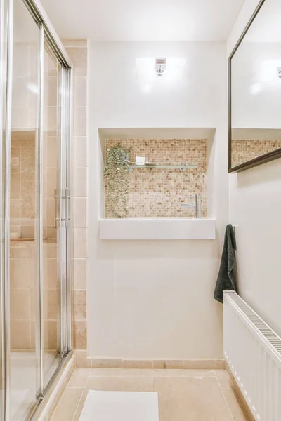 Ванная комната в современном и уютном доме — стоковое фото