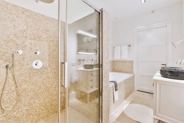 Badkamer in een modern en gezellig huis — Stockfoto