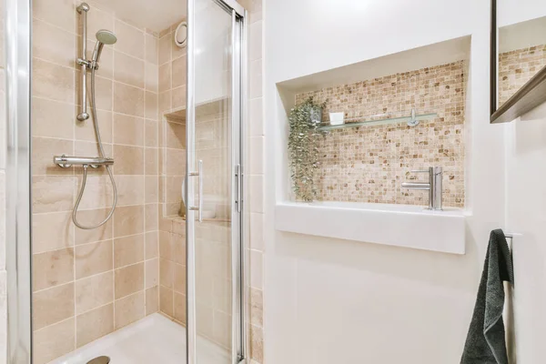 Ванна кімната в сучасному і затишному будинку — стокове фото