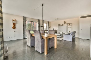 Geniş bir oturma odasının içi açık bir tasarımla dolu.