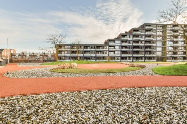 Evin önünde yürümek için uygun bir alan.