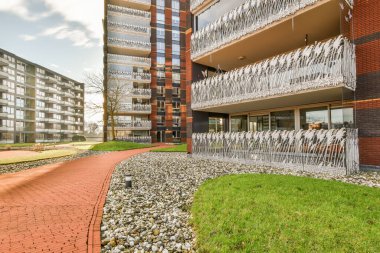 Evin önünde yürümek için uygun bir alan.