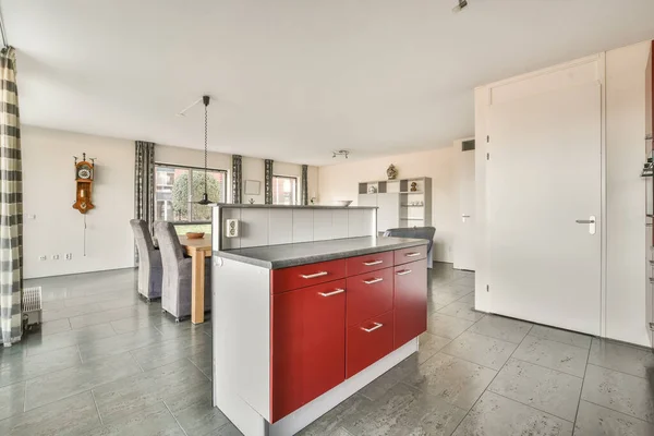 Essbereich und kleine Küche in Rottönen — Stockfoto