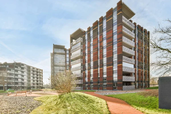 Evin önünde yürümek için uygun bir alan.