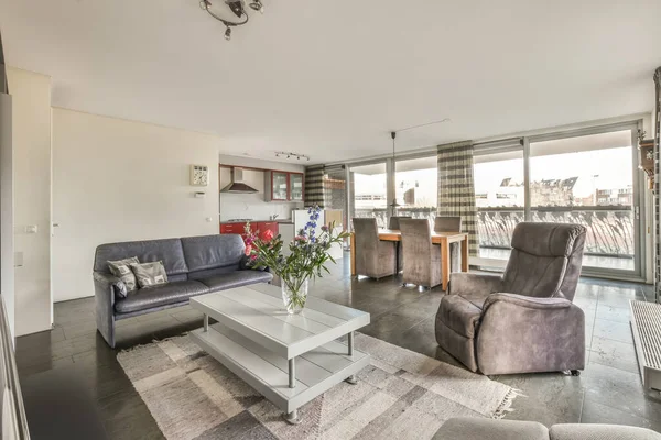 Geniş bir oturma odasının içi açık bir tasarımla dolu.