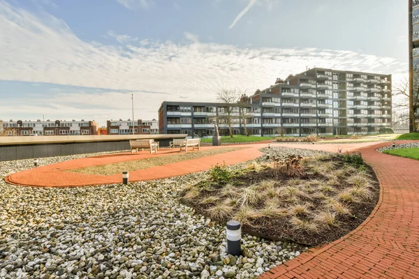 Evin önünde yürümek için uygun bir alan.