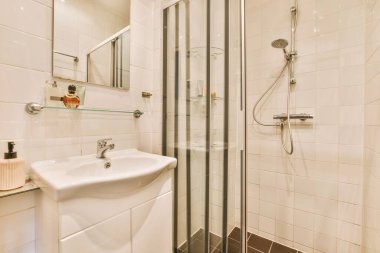 Banyo beyaz ve siyah fayanslarla dekore edilmiş.