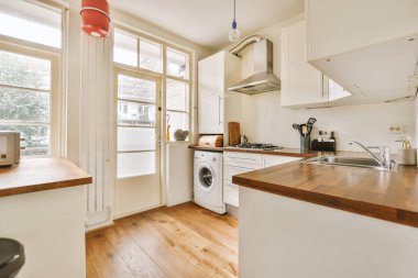 Bir sürü dolabı olan beyaz tasarım modern mutfak.