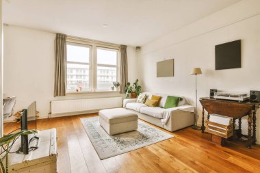 Geniş bir oturma odasının içi.