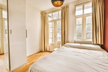 Modern bir evde, parlak bir yatak odasının içi.