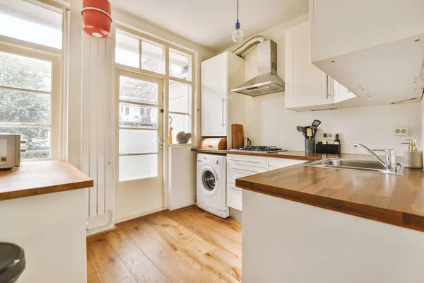 Bir sürü dolabı olan beyaz tasarım modern mutfak.