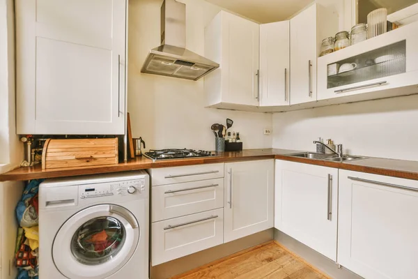 Bir sürü dolabı olan beyaz tasarım modern mutfak.