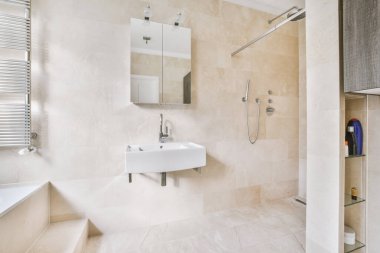 Banyo içinde duş ve lavabo var.