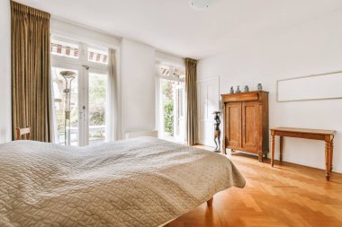 Küçük yataklı boş bir yatak odası.