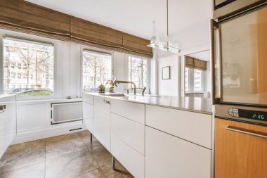 Mutfağın içi minimalist tarzda.