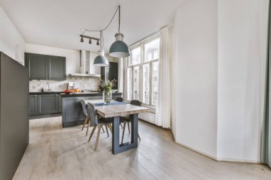 Modern dairede mutfak ve yemek alanı