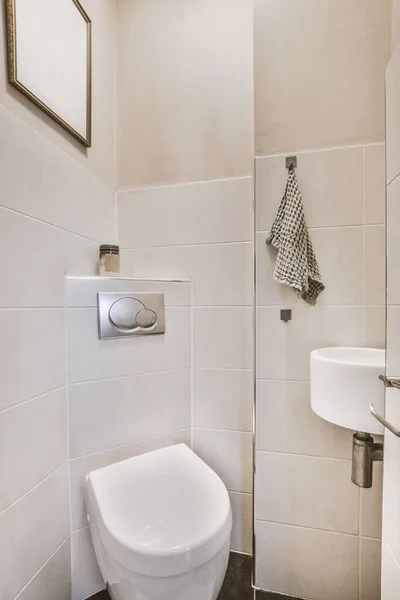 Úzká toaletní místnost s minimalistickým designem — Stock fotografie