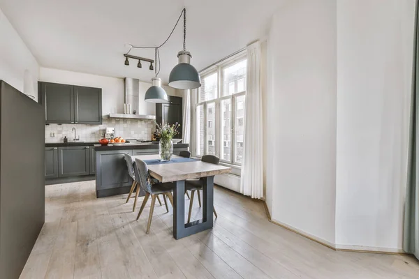 Keuken en eetkamer in modern appartement — Stockfoto