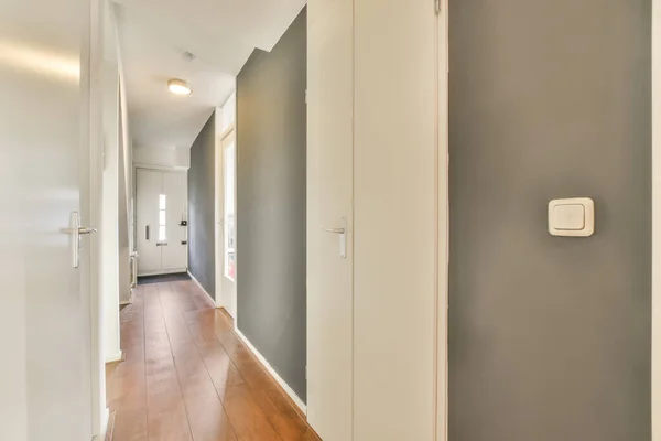 Długi prosty korytarz w odcieniach szarości — Zdjęcie stockowe