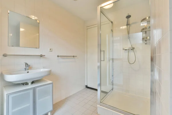 A fürdőszoba fehér, négyzet alakú csempékkel van bevonva. — Stock Fotó
