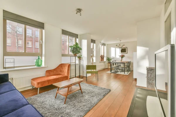 Gemütliches, helles Wohnzimmer mit bunten Möbeln — Stockfoto