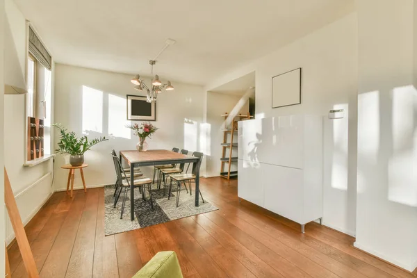 Interno della zona pranzo con piano in legno — Foto Stock