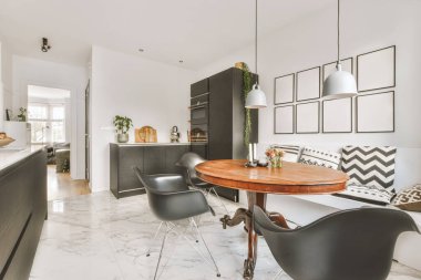 Geniş bir mutfak, siyah bir mutfak ve yemek alanı.