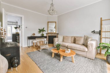 Güzel dekore edilmiş modern oturma odası.