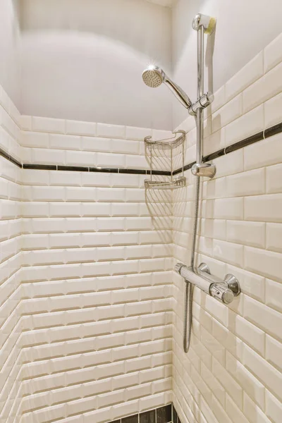 A casa de banho está rodeada por azulejos em forma de tijolo — Fotografia de Stock
