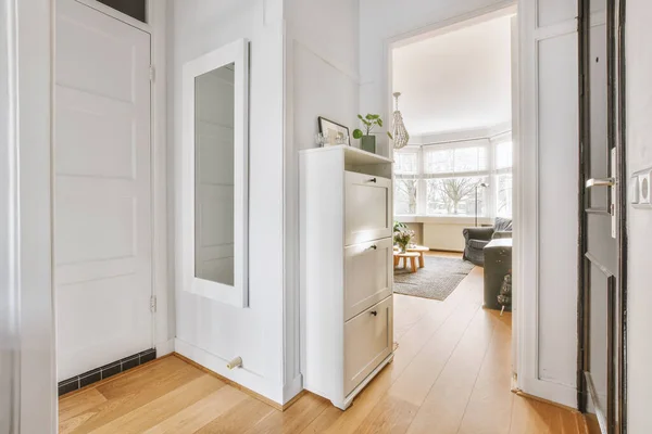 A spacious bright corridor with a mirror — Stock Photo, Image